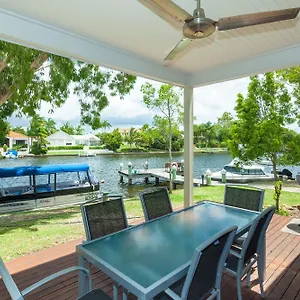 Noosa Entrance Waterfront Semesteranläggning (resort)
